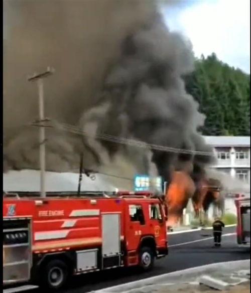 消防车灭火视频,高科技装备助力守护城市安全